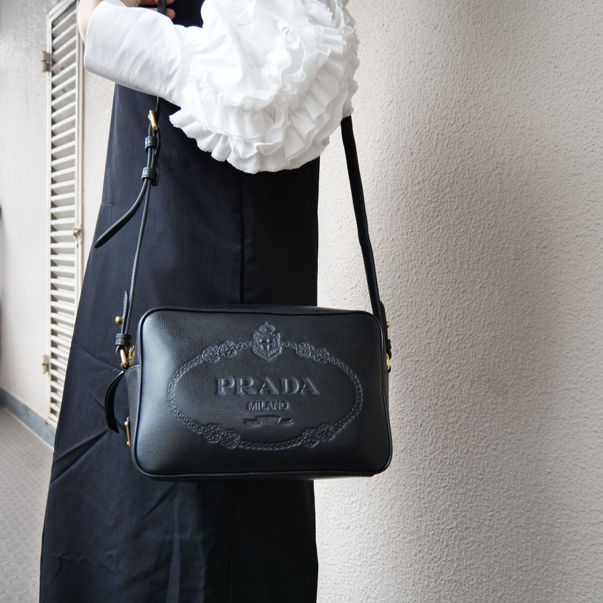PRADA【国内発/関税込】ロゴプレート ブラックショルダーバッグ - 画像 (8)