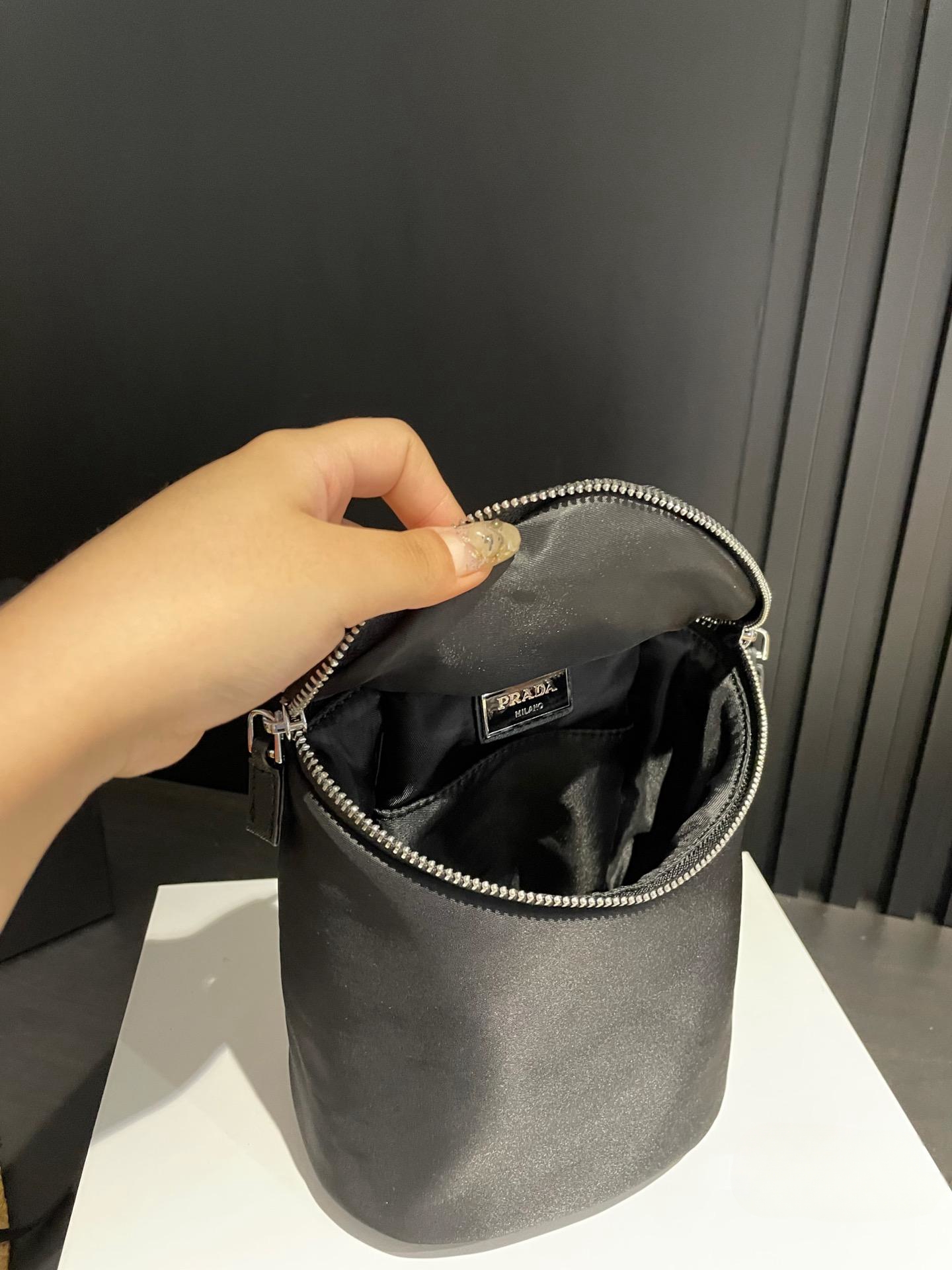 【PRADA 公式 旗艦店】プラダ 斜めがけバッグ 当日出荷 好評に付き再入荷!20*16CM 240719 - 画像 (2)