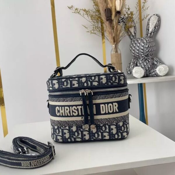 【送料無料♪】DIOR 新作刺繍ポーチDiorTravel 免税