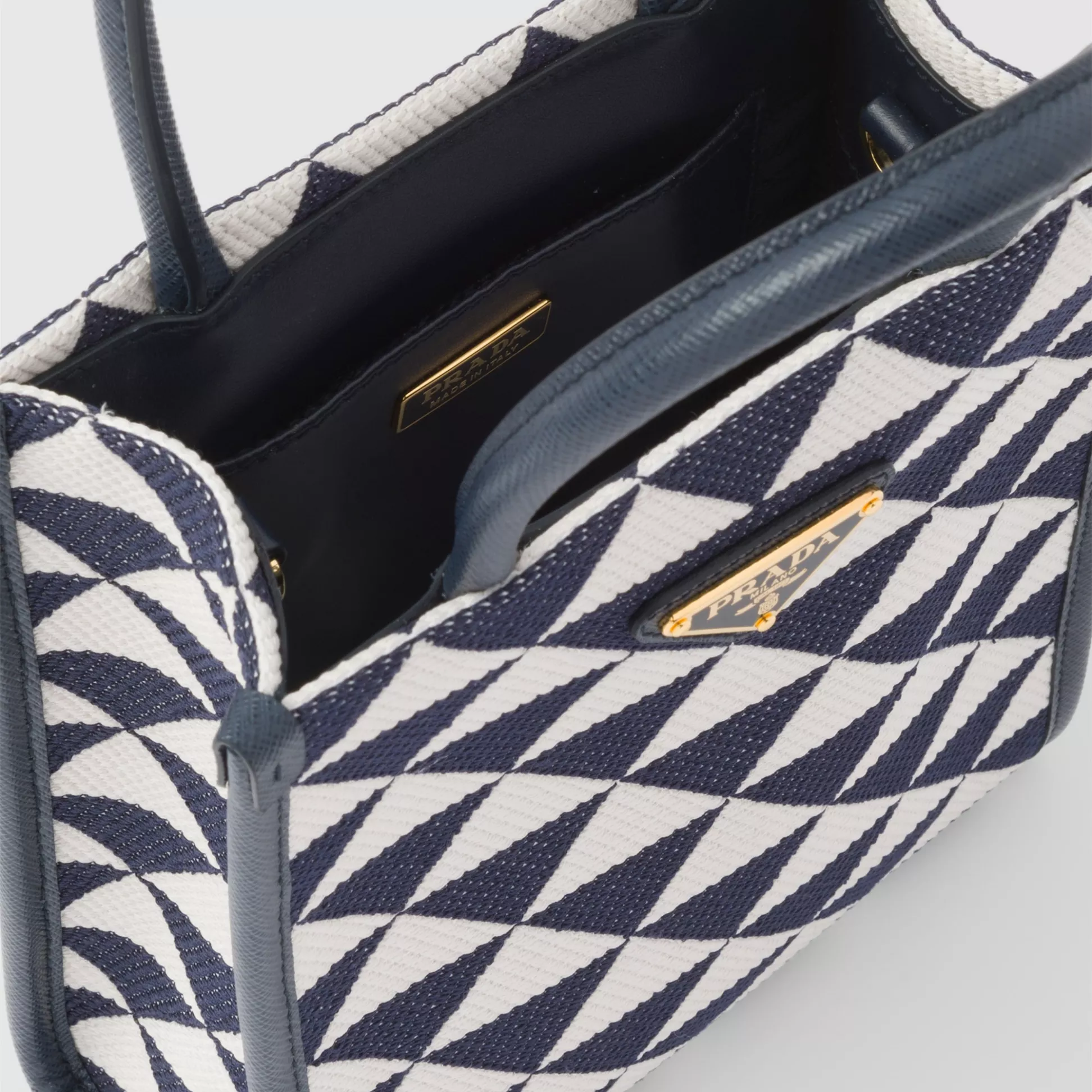 【PRADA】雑誌掲載!藤井夏恋さんが持っている大ヒットのプラダ新作バッグ「シンボル」! - 画像 (15)