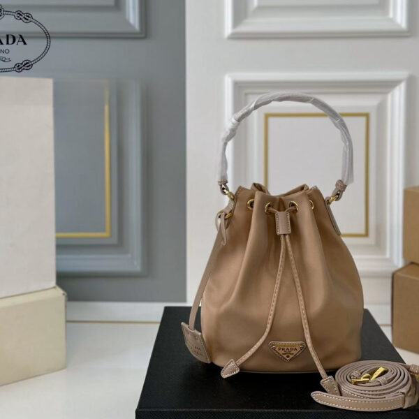 【PRADA 公式 旗艦店】プラダ ハンドバッグ 当日出荷 好評に付き再入荷！16*19CM 240719