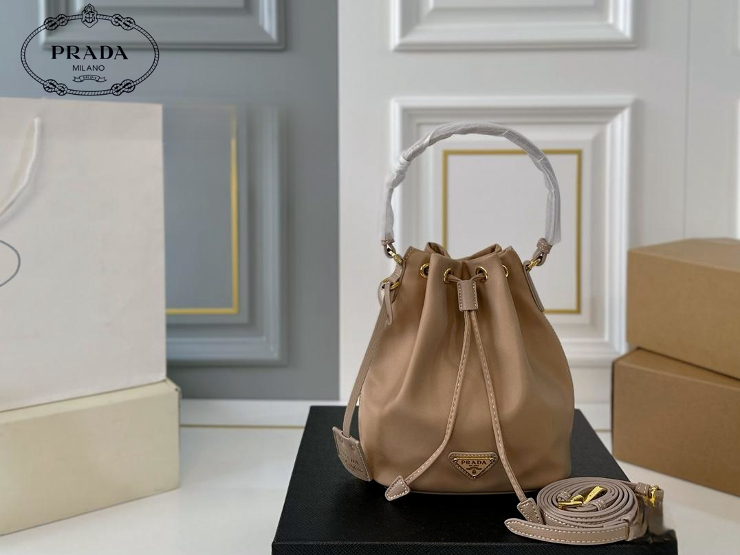 【PRADA 公式 旗艦店】プラダ ハンドバッグ 当日出荷 好評に付き再入荷!16*19CM 240719