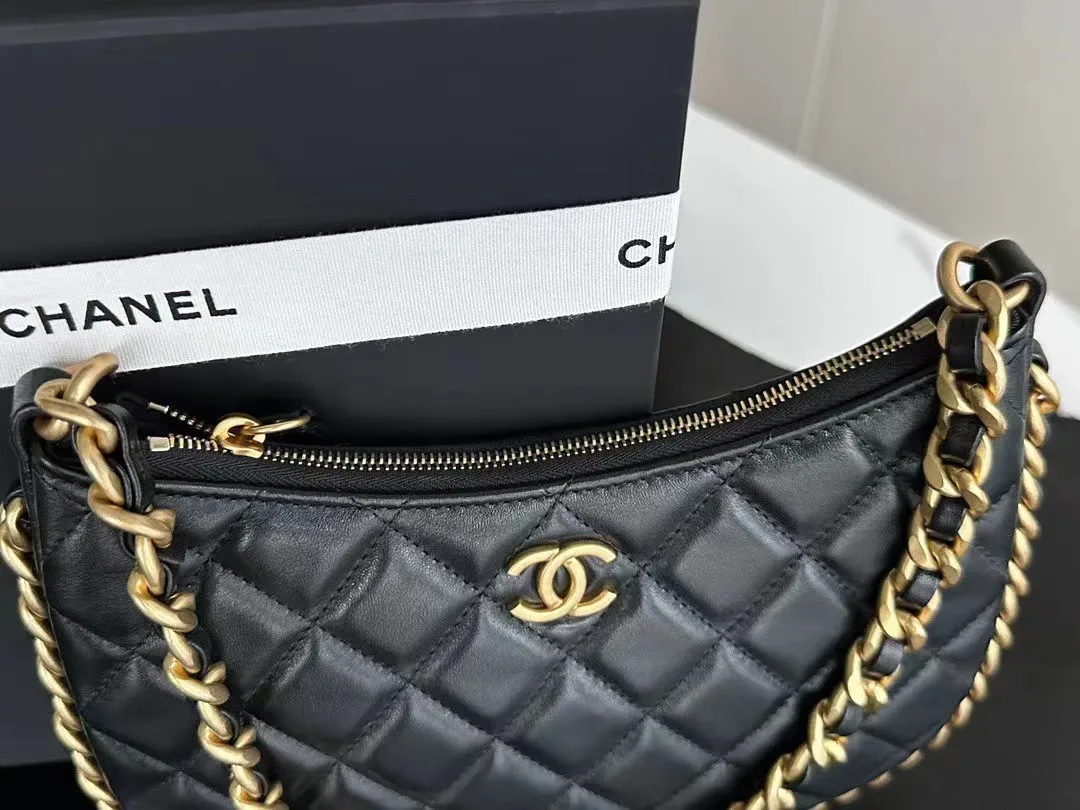 24C/可愛いフォルムで気分上がる★CHANEL ホーボー バッグ - 画像 (5)