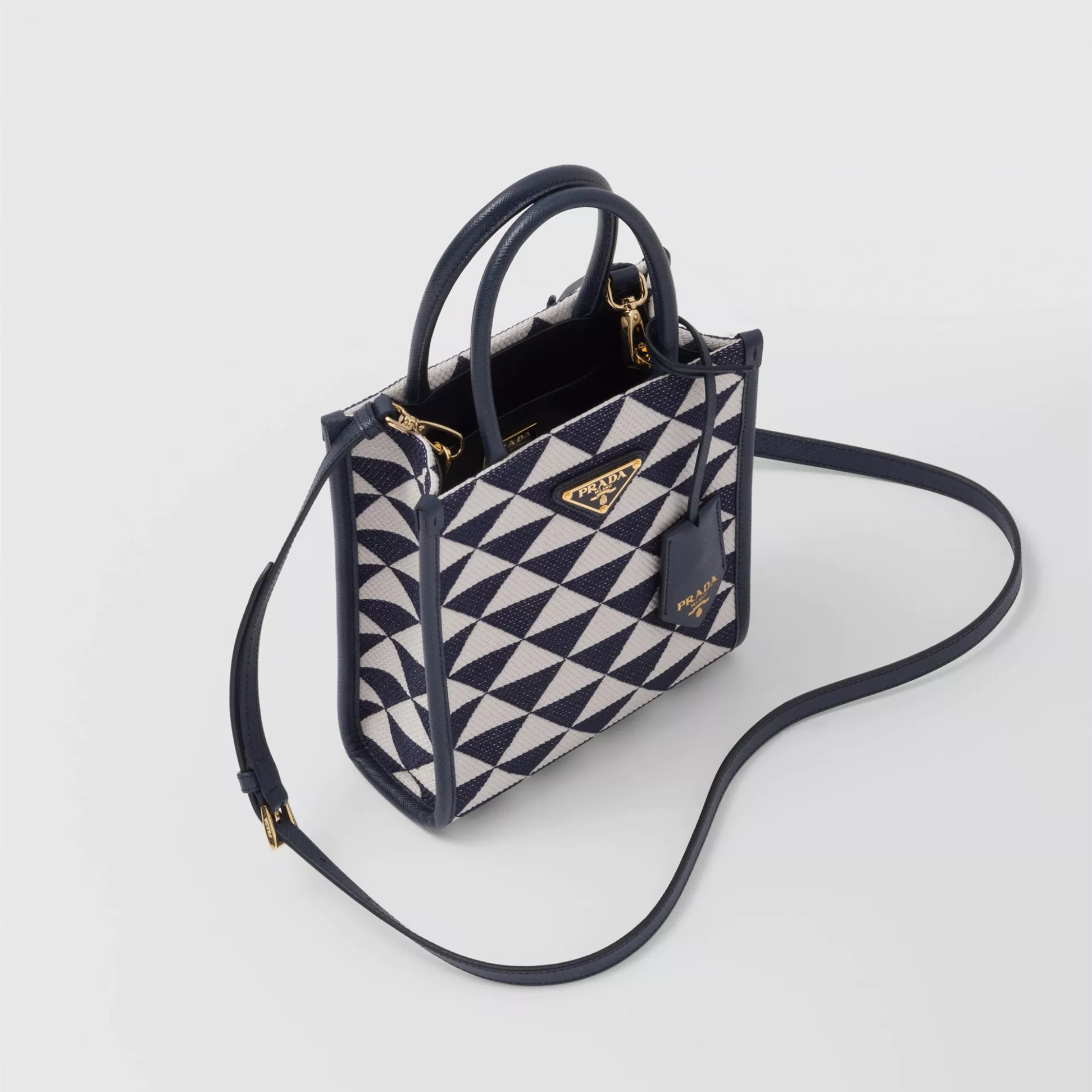 【PRADA】雑誌掲載!藤井夏恋さんが持っている大ヒットのプラダ新作バッグ「シンボル」! - 画像 (16)