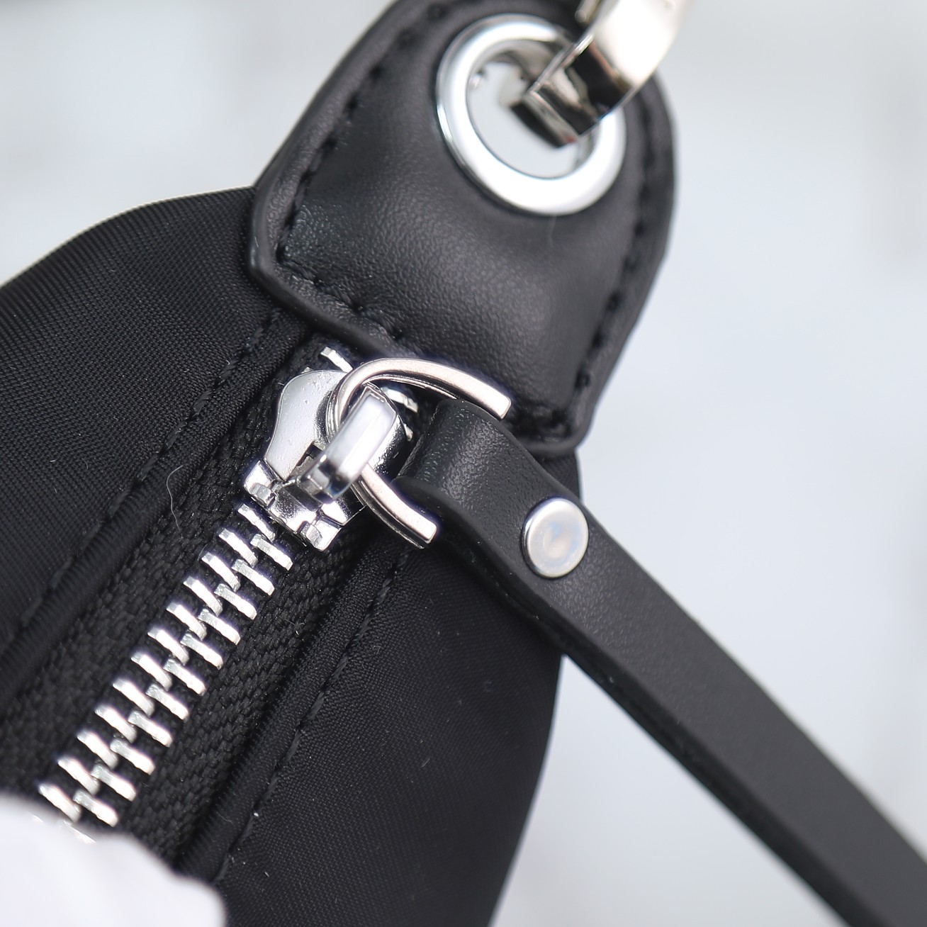 【PRADA 公式 旗艦店】プラダ 斜めがけバッグ 当日出荷 好評に付き再入荷!20*17CM - 画像 (3)