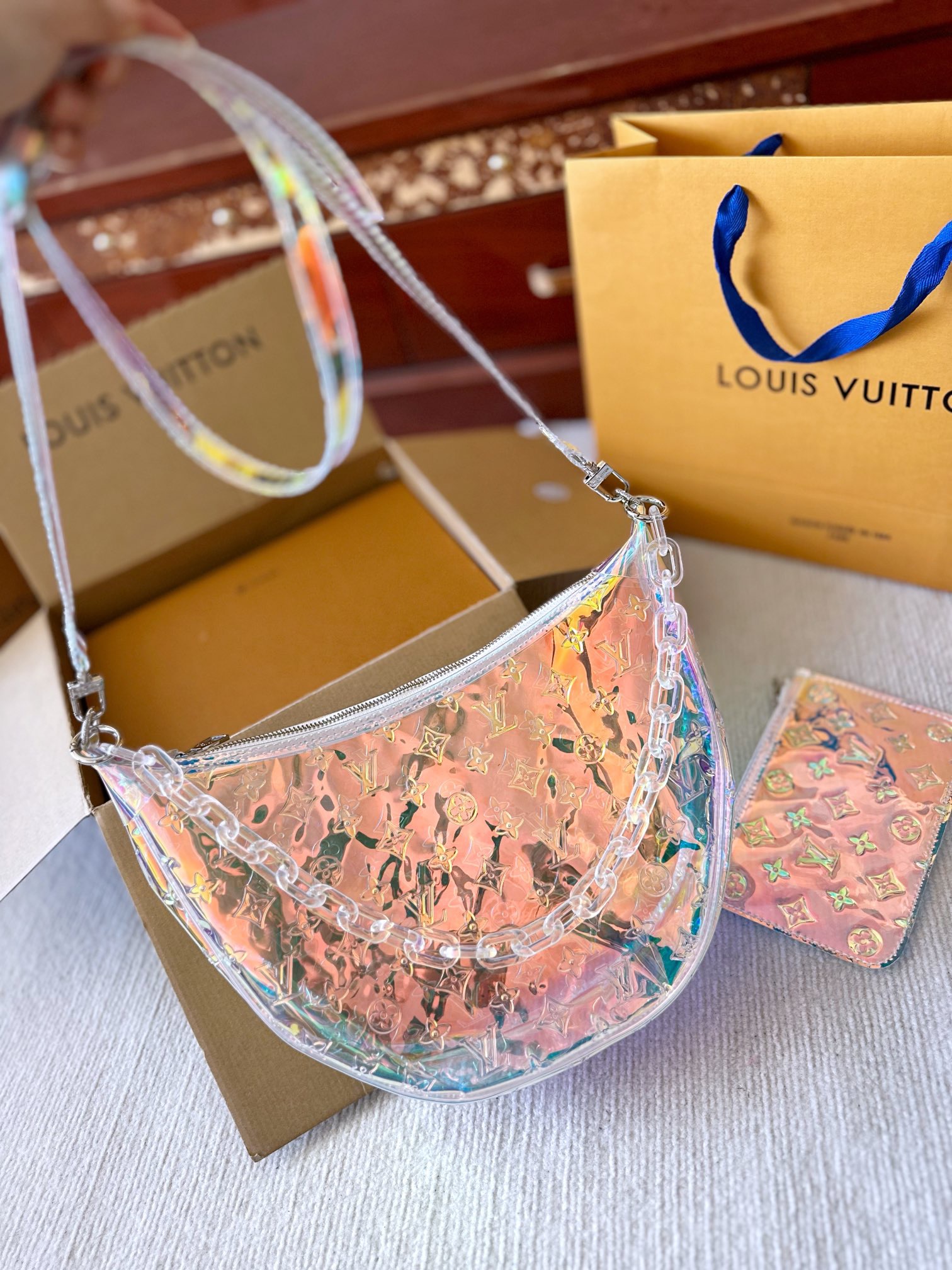 【LOUIS VUITTON】LOUIS VUITTON ゼリー感 メッセンジャーバッグ カラフルな反射素材 - 画像 (2)