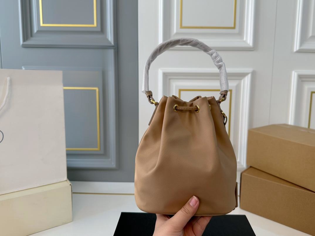 【PRADA 公式 旗艦店】プラダ ハンドバッグ 当日出荷 好評に付き再入荷!16*19CM 240719 - 画像 (3)