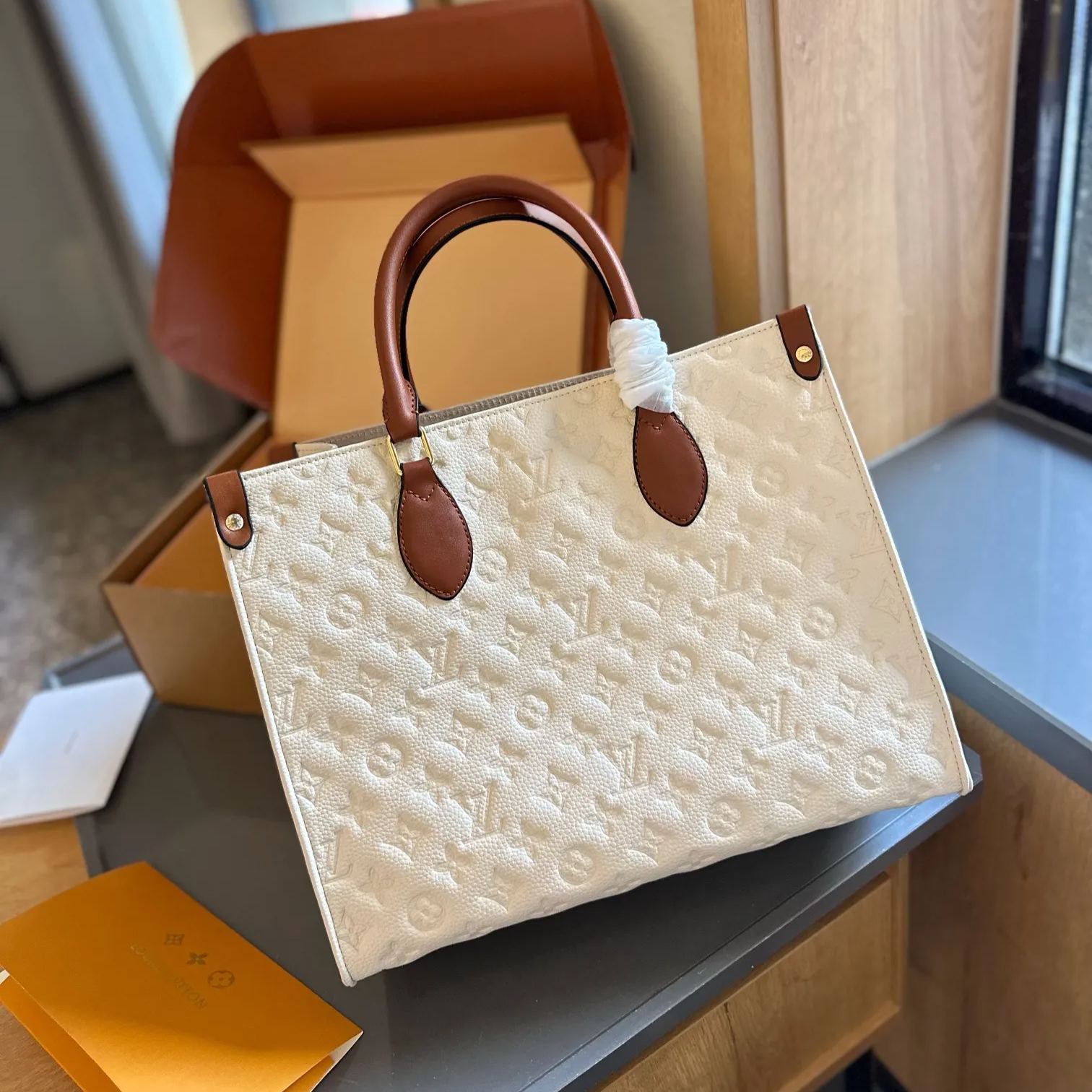 ★LOUIS VUITTON★このミディアム OnTheGo ハンドバッグ - 画像 (3)