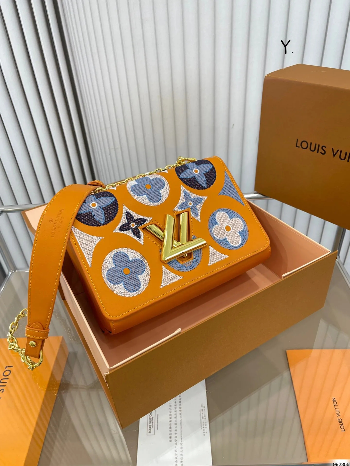 LOUIS VUITTON Twist 刺繍 古典的なパターン メッセンジャーバッグ - 画像 (5)