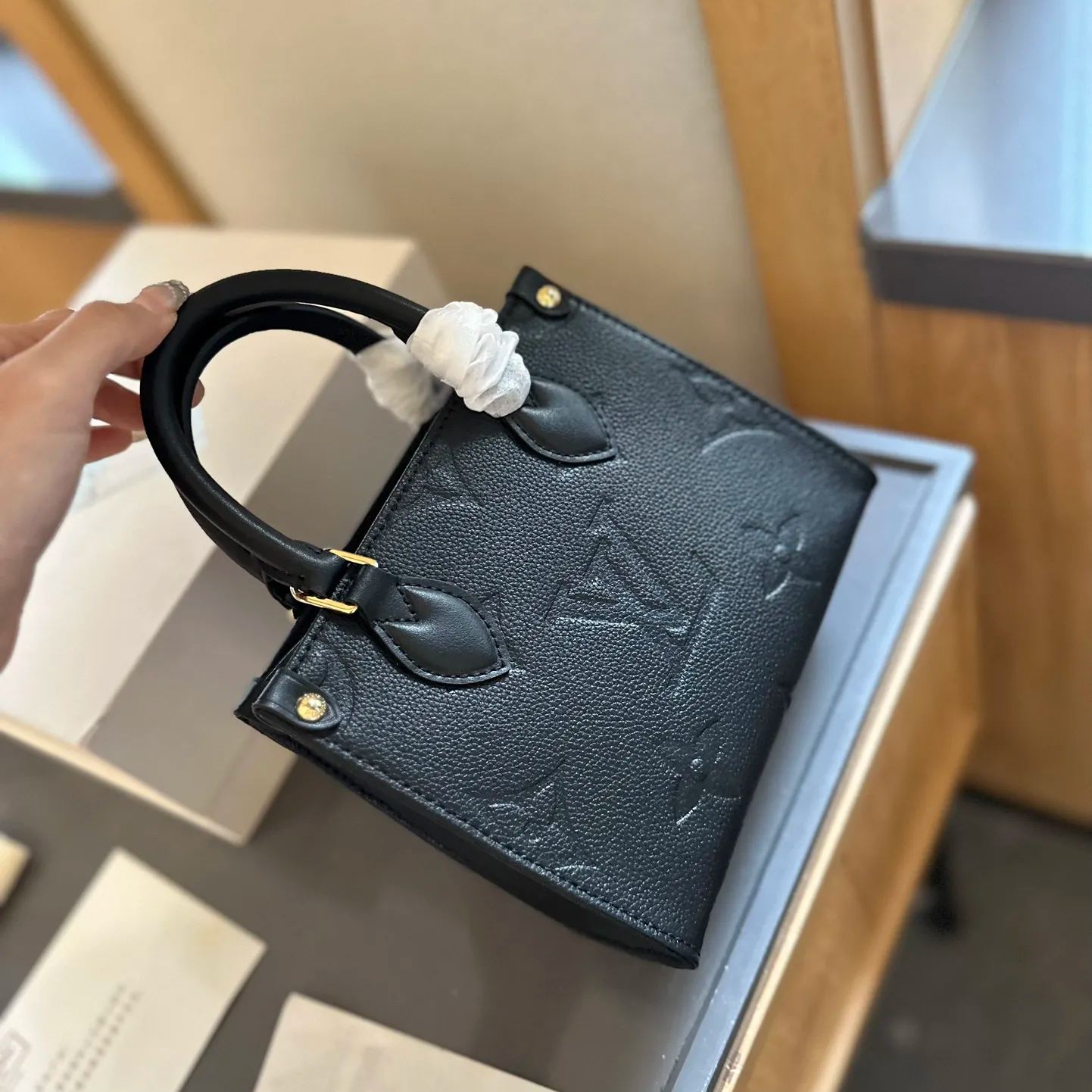 Louis Vuitton◇OnTheGo ハンドバッグは、モノグラム アンプラント レザーのエレガンスを解き放ちます - 画像 (6)