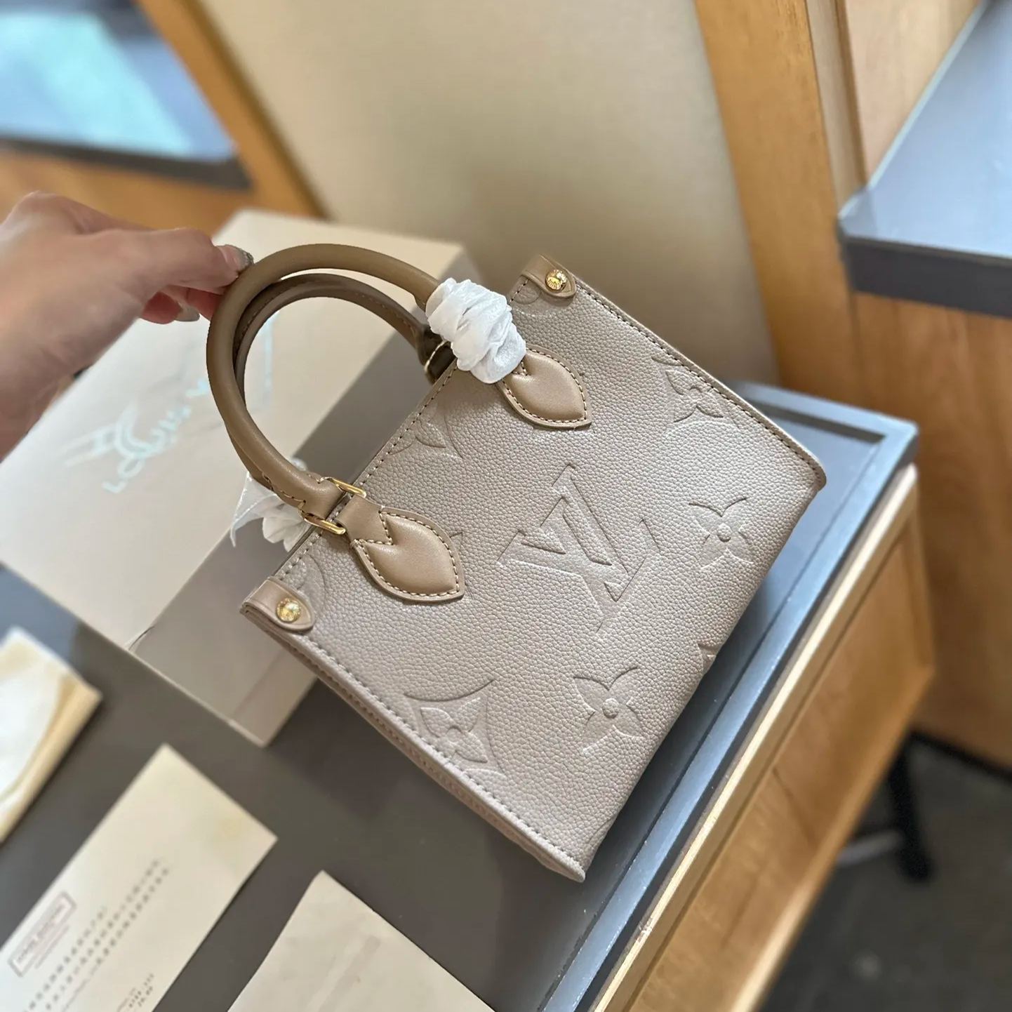 Louis Vuitton◇OnTheGo ハンドバッグは、モノグラム アンプラント レザーのエレガンスを解き放ちます - 画像 (4)