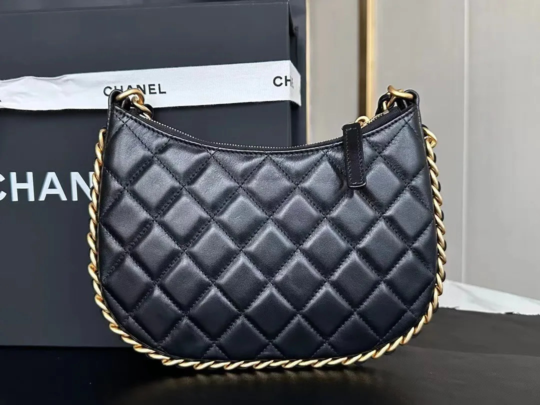 24C/可愛いフォルムで気分上がる★CHANEL ホーボー バッグ - 画像 (4)