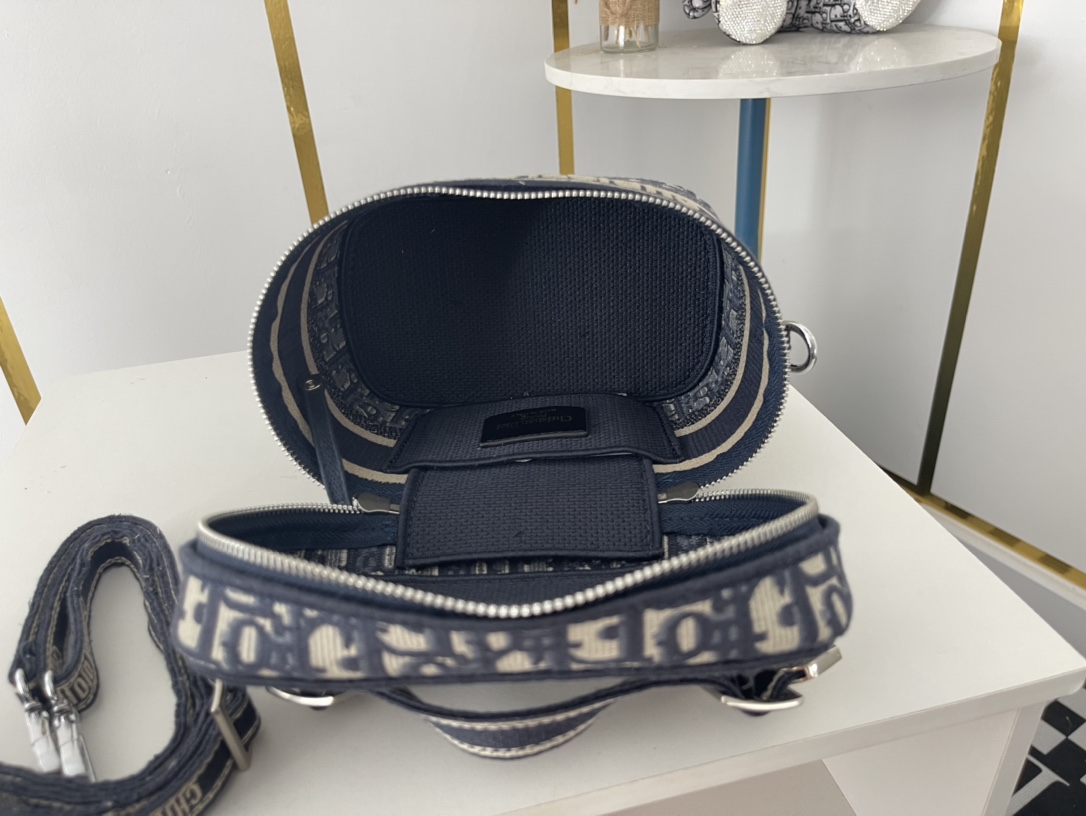 【送料無料♪】DIOR 新作刺繍ポーチDiorTravel 免税 - 画像 (8)