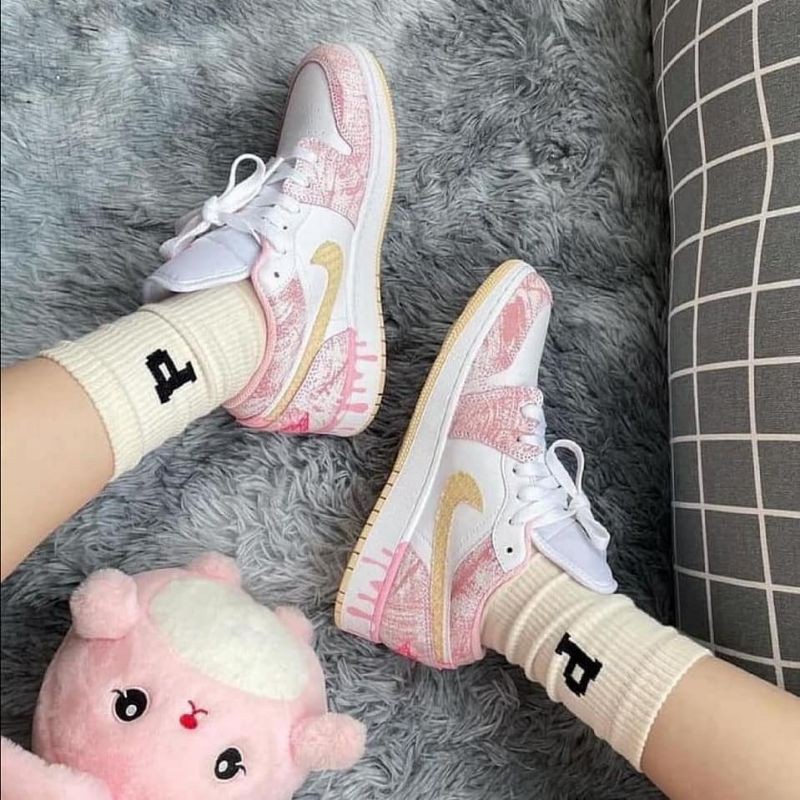 大人も履ける*NIKE Air Jordan 1 Low GS 'Strawberry Ice Cream' - 画像 (7)