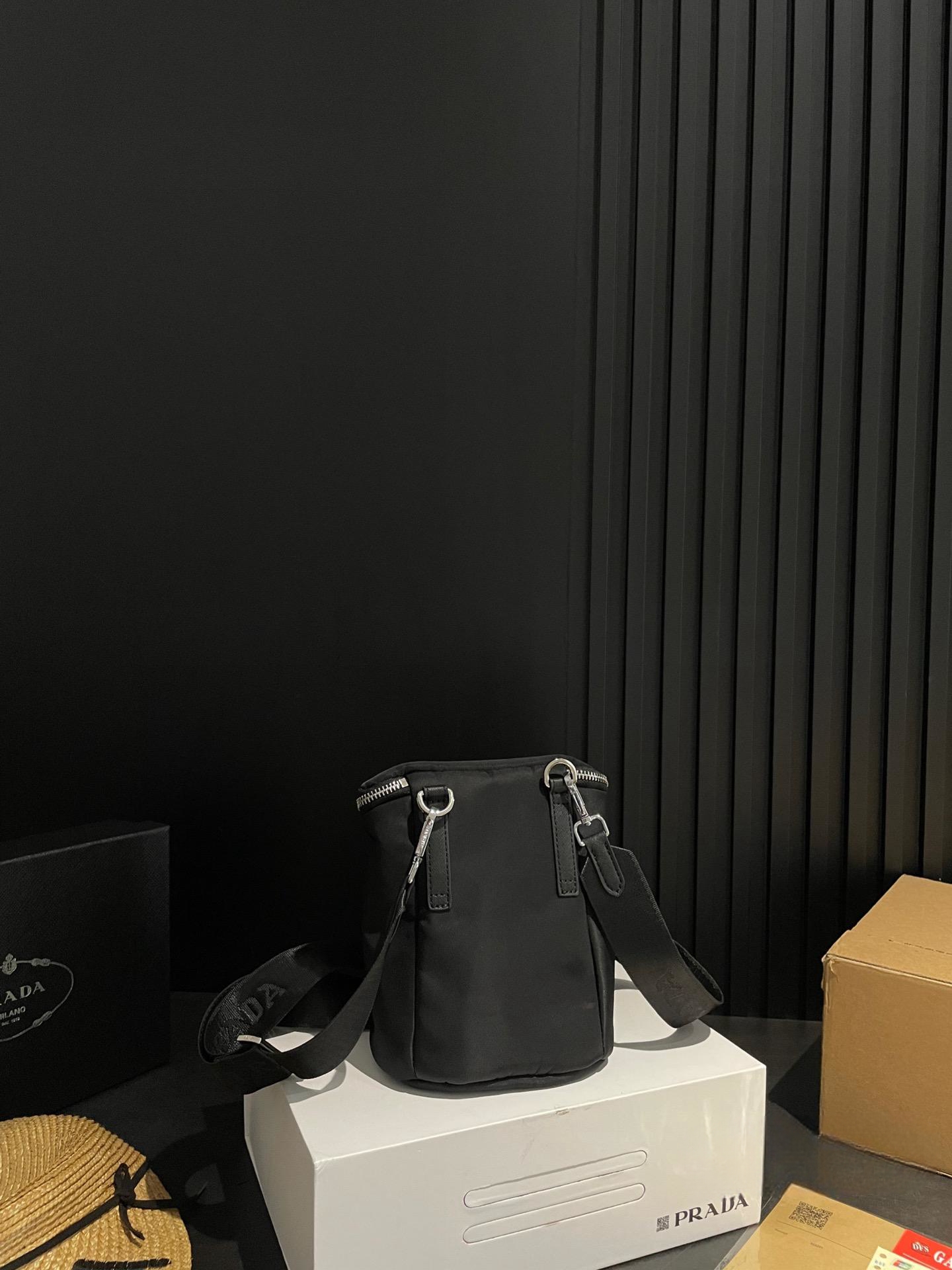 【PRADA 公式 旗艦店】プラダ 斜めがけバッグ 当日出荷 好評に付き再入荷!20*16CM 240719 - 画像 (4)