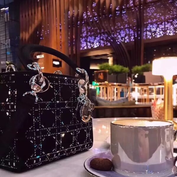 大人気♪ギフトDiorディオール定番の妃サテンバッグ