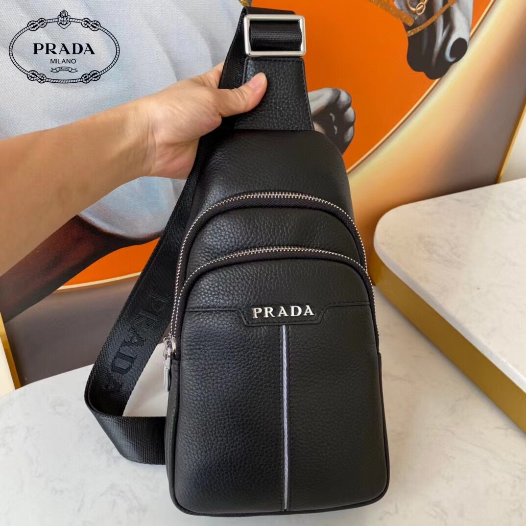 【PRADA 公式 旗艦店】プラダ 胸ポケット当日出荷 好評に付き再入荷!29*17*5.5CM