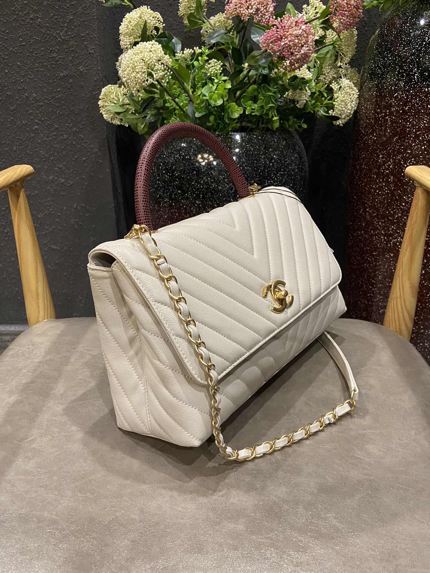 Chanel Cowhide handbag 92991 - 画像 (9)