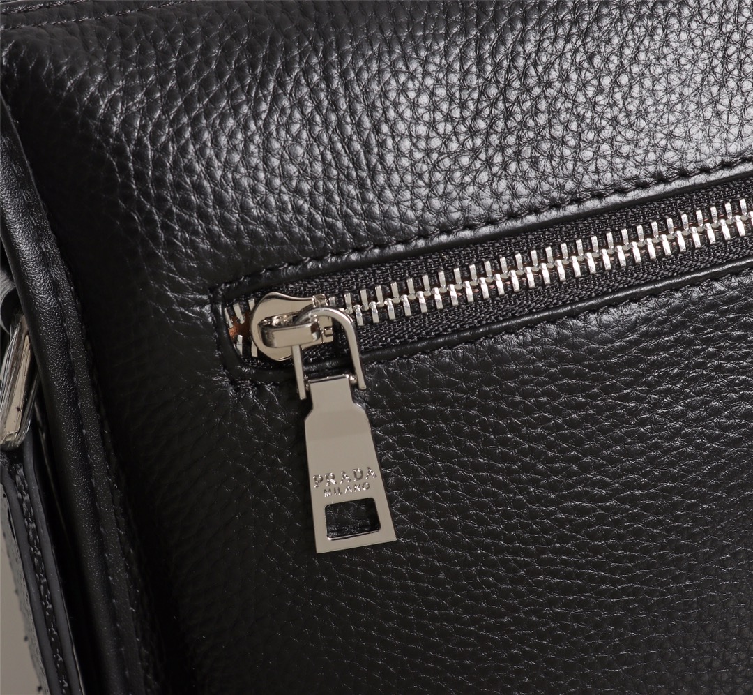 【PRADA 公式 旗艦店】プラダ 斜めがけバッグ 当日出荷 好評に付き再入荷!33*25*6CM - 画像 (3)