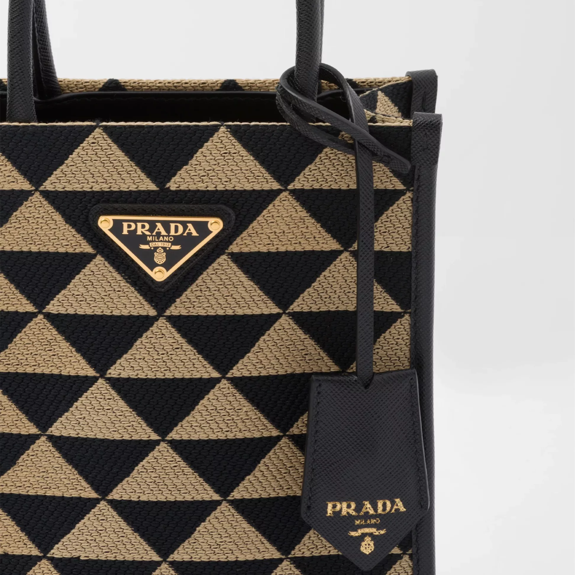 【PRADA】雑誌掲載!藤井夏恋さんが持っている大ヒットのプラダ新作バッグ「シンボル」! - 画像 (5)