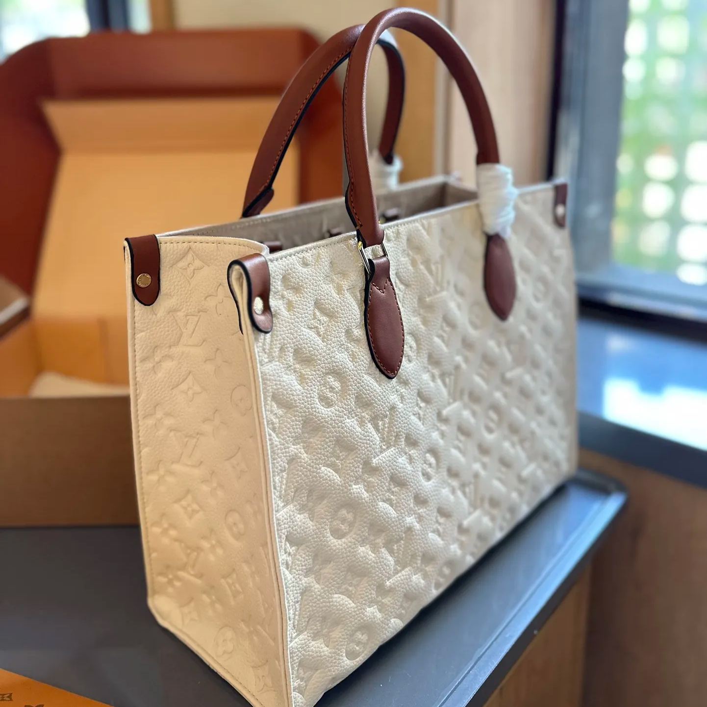 ★LOUIS VUITTON★このミディアム OnTheGo ハンドバッグ - 画像 (2)