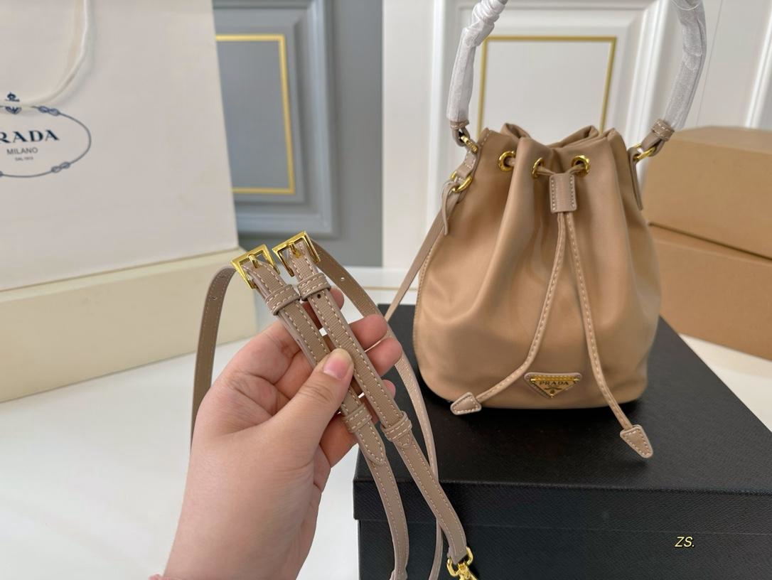 【PRADA 公式 旗艦店】プラダ ハンドバッグ 当日出荷 好評に付き再入荷!16*19CM 240719 - 画像 (4)