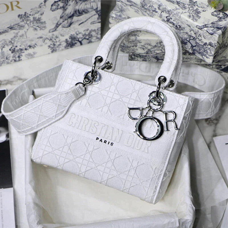 【DIOR】BAILA雑誌掲載!中村アンさん愛用のMedium Lady D-Lite Bag - 画像 (3)