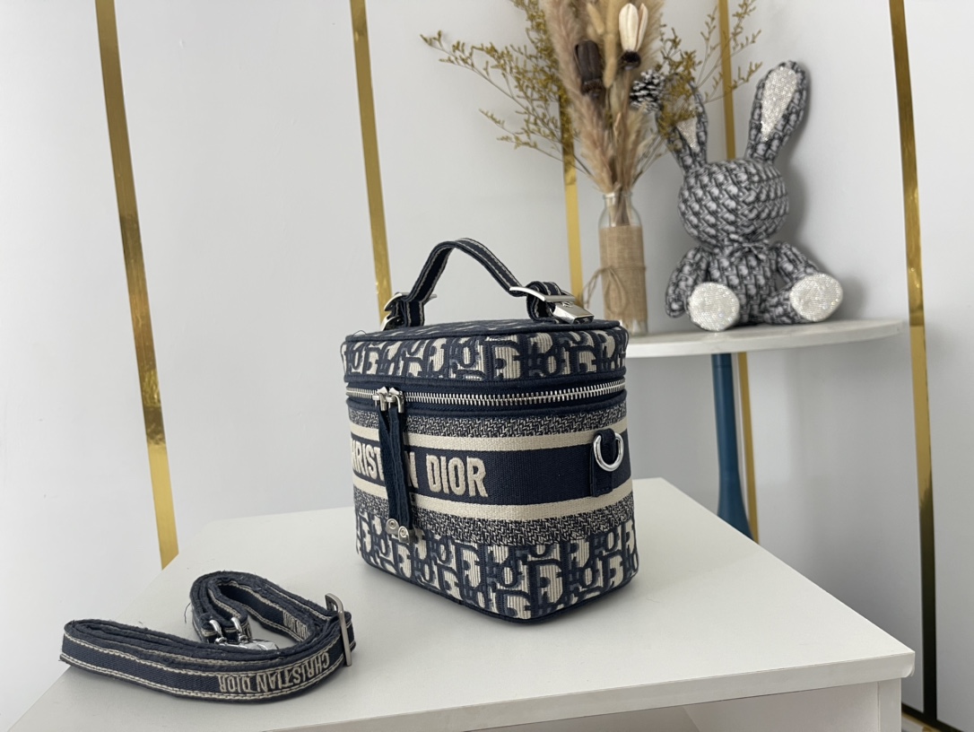【送料無料♪】DIOR 新作刺繍ポーチDiorTravel 免税 - 画像 (2)