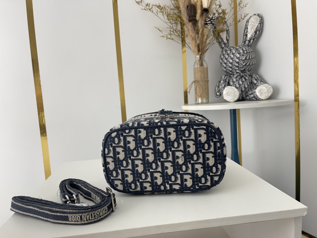 【送料無料♪】DIOR 新作刺繍ポーチDiorTravel 免税 - 画像 (5)