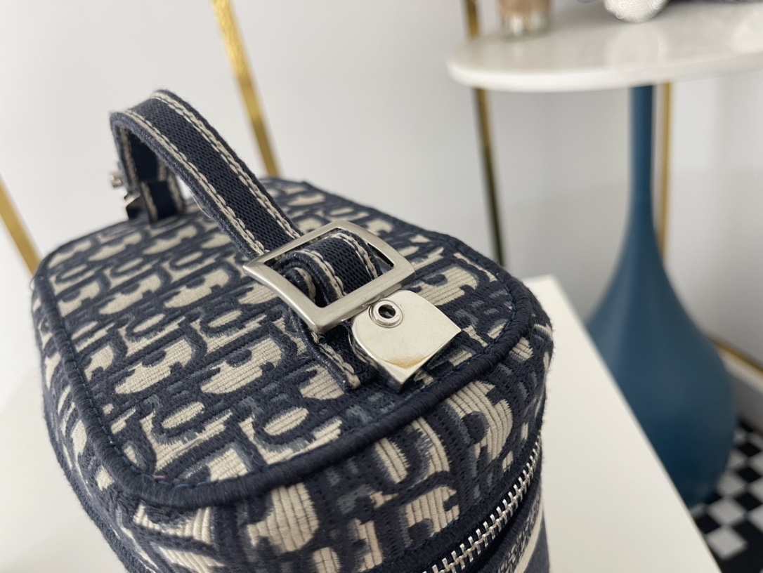 【送料無料♪】DIOR 新作刺繍ポーチDiorTravel 免税 - 画像 (7)