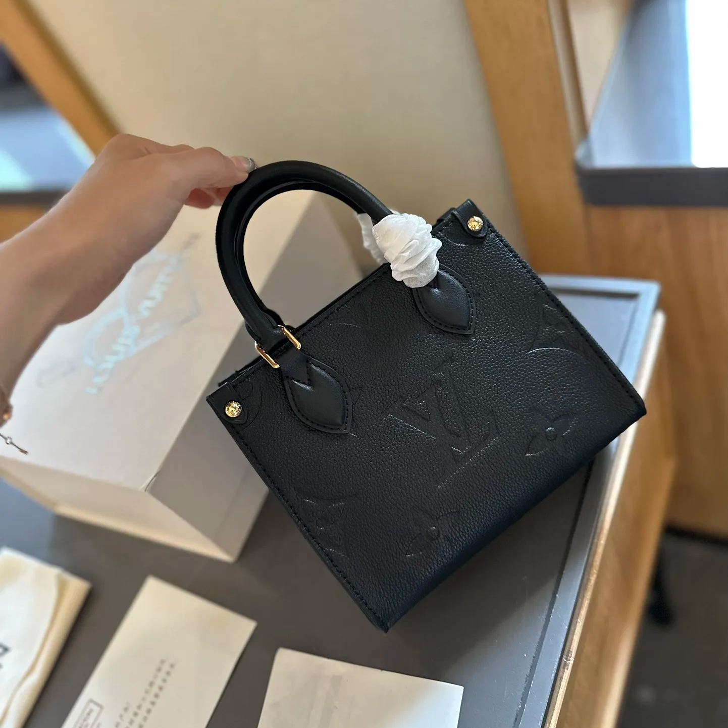 Louis Vuitton◇OnTheGo ハンドバッグは、モノグラム アンプラント レザーのエレガンスを解き放ちます - 画像 (5)