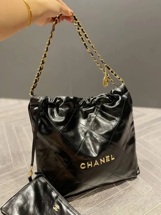 VERY雑誌掲載!通勤からお出かけまで?【CHANEL】シャネル 22 ハンドバッグ - 画像 (2)