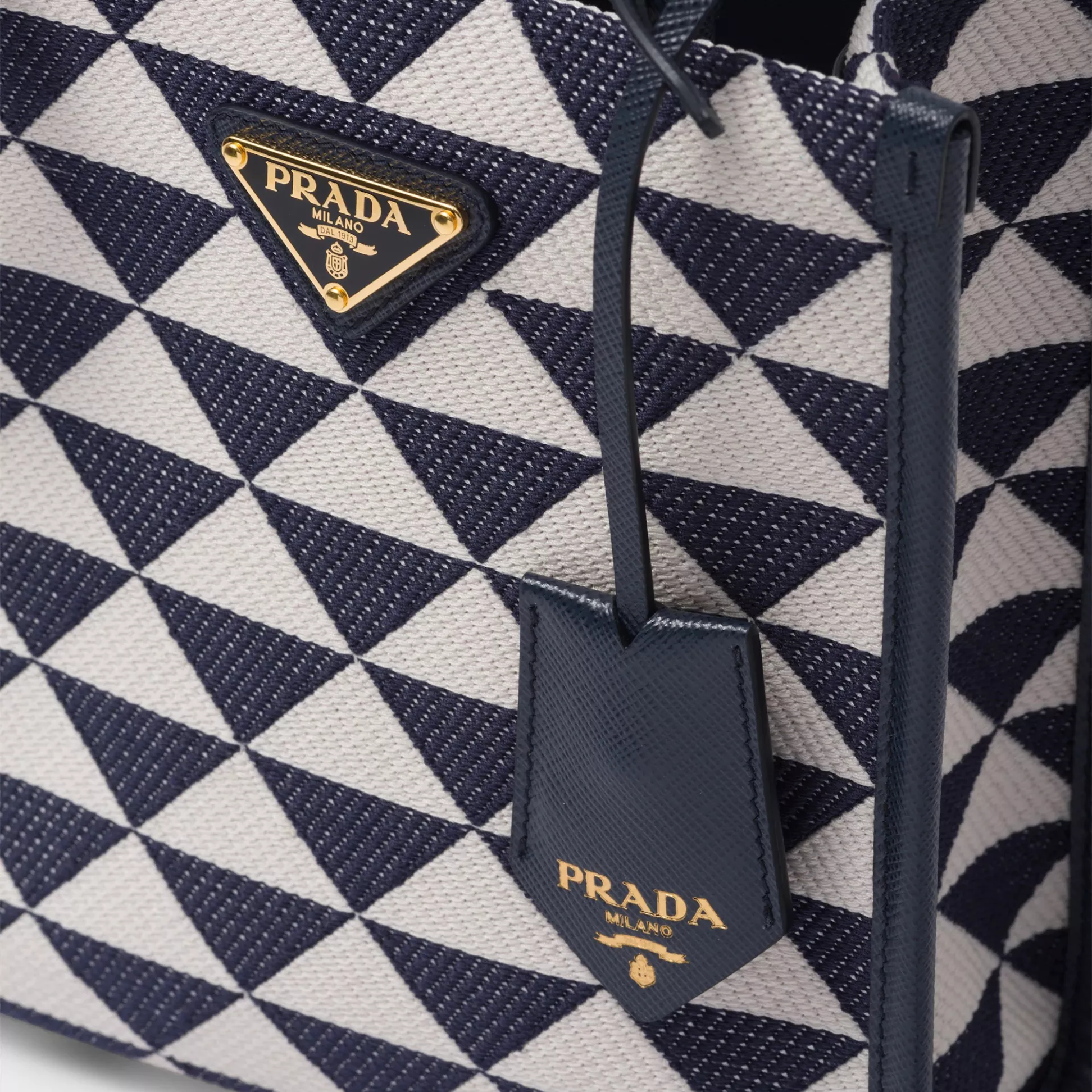 【PRADA】雑誌掲載!藤井夏恋さんが持っている大ヒットのプラダ新作バッグ「シンボル」! - 画像 (13)