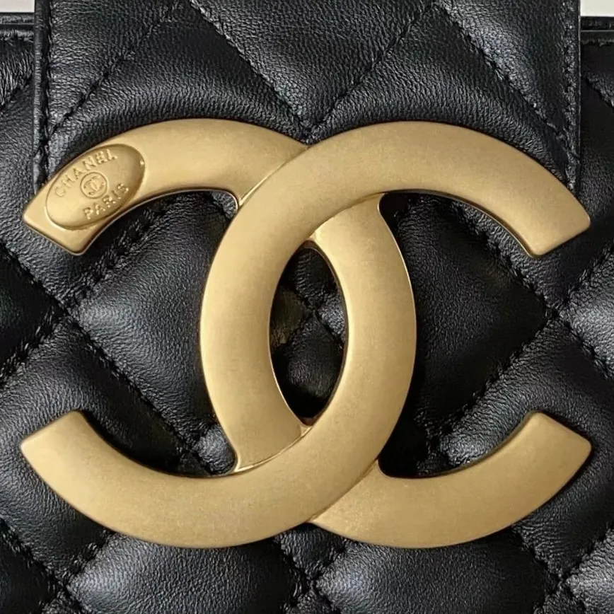 【CCロゴが存在感◎】CHANEL スモールショッピングバッグ 24C - 画像 (3)