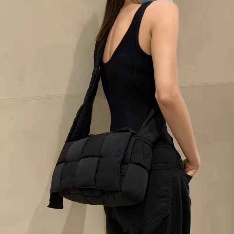 BOTTEGA VENETA テック カセット クロスボディ ミディアム - 画像 (10)