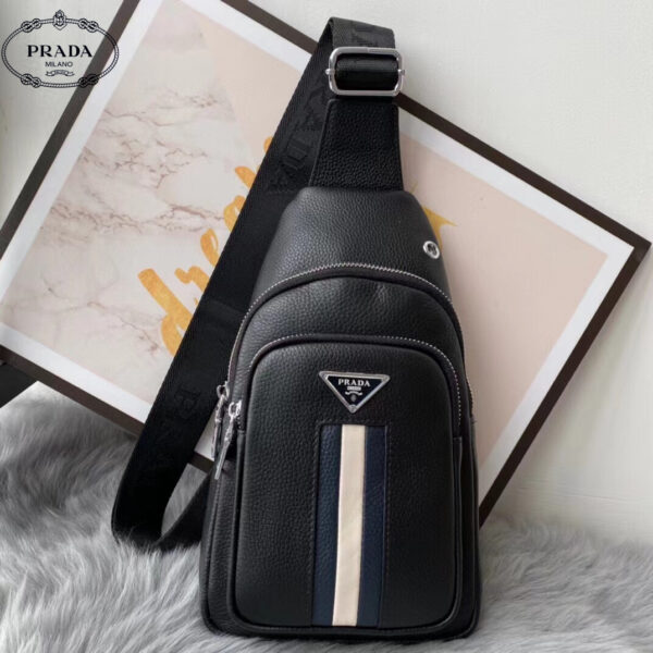 【PRADA 公式 旗艦店】プラダ 胸ポケット当日出荷 好評に付き再入荷！32*18*6CM