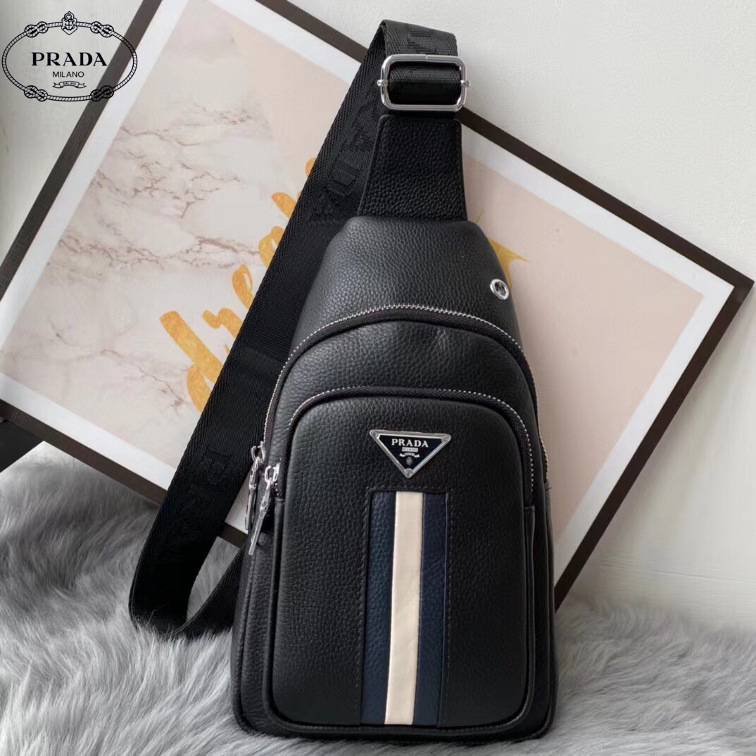 【PRADA 公式 旗艦店】プラダ 胸ポケット当日出荷 好評に付き再入荷!32*18*6CM