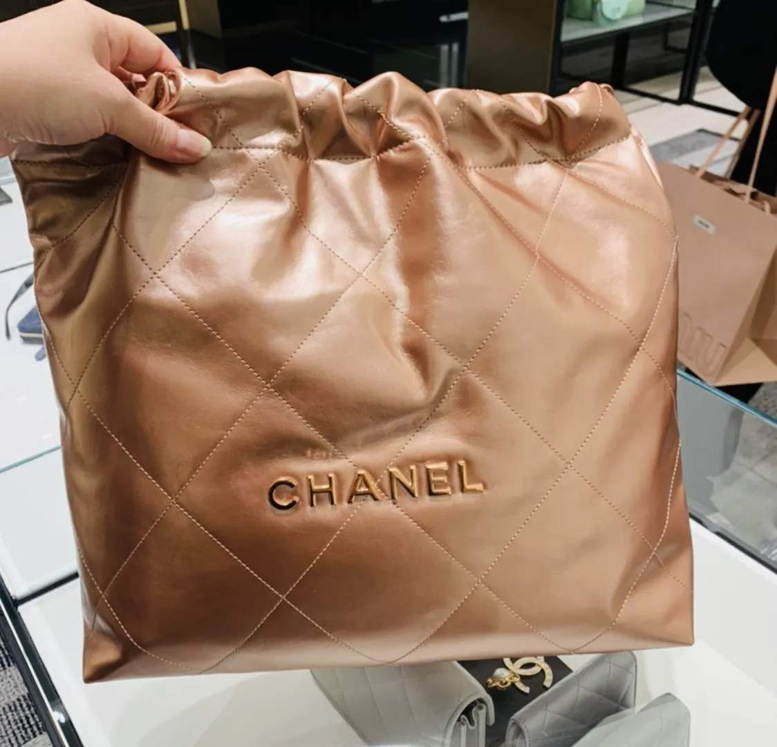 【芸能人多数愛用】人気沸騰CHANEL 22スモールトートバッグ - 画像 (11)