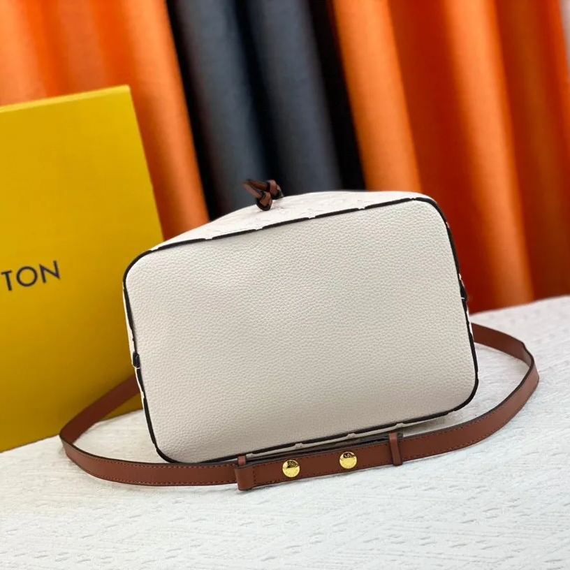 Louis Vuitton お洒落な【ネオノエバッグ MM】レザー 多用途 M45256 M45306 M44022 - 画像 (22)