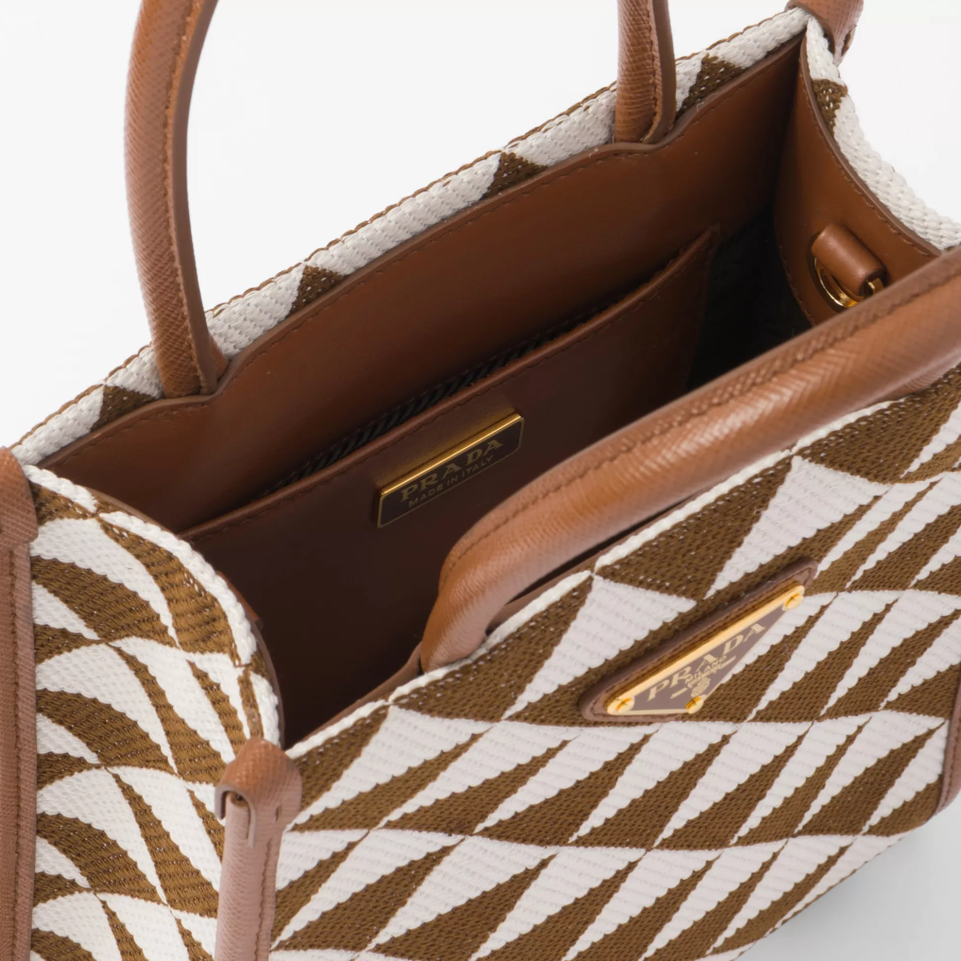 【PRADA】雑誌掲載!藤井夏恋さんが持っている大ヒットのプラダ新作バッグ「シンボル」! - 画像 (10)