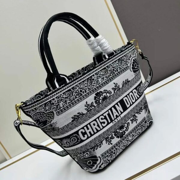 Dior ❤(小さめバッグ+ショルダーストラップ付き)新作刺繍かごバッグ