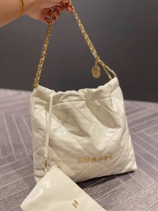 VERY雑誌掲載!通勤からお出かけまで?【CHANEL】シャネル 22 ハンドバッグ - 画像 (4)
