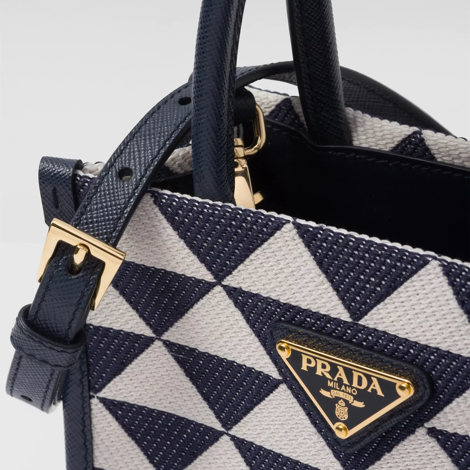 【PRADA】雑誌掲載!藤井夏恋さんが持っている大ヒットのプラダ新作バッグ「シンボル」! - 画像 (14)