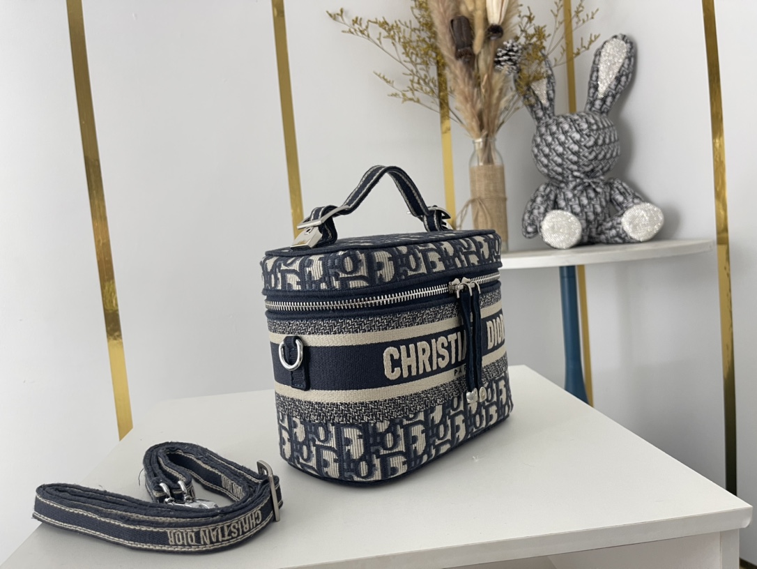 【送料無料♪】DIOR 新作刺繍ポーチDiorTravel 免税 - 画像 (3)