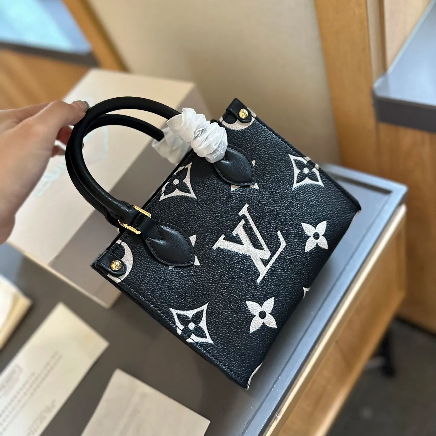 Louis Vuitton◇OnTheGo ハンドバッグは、モノグラム アンプラント レザーのエレガンスを解き放ちます - 画像 (2)