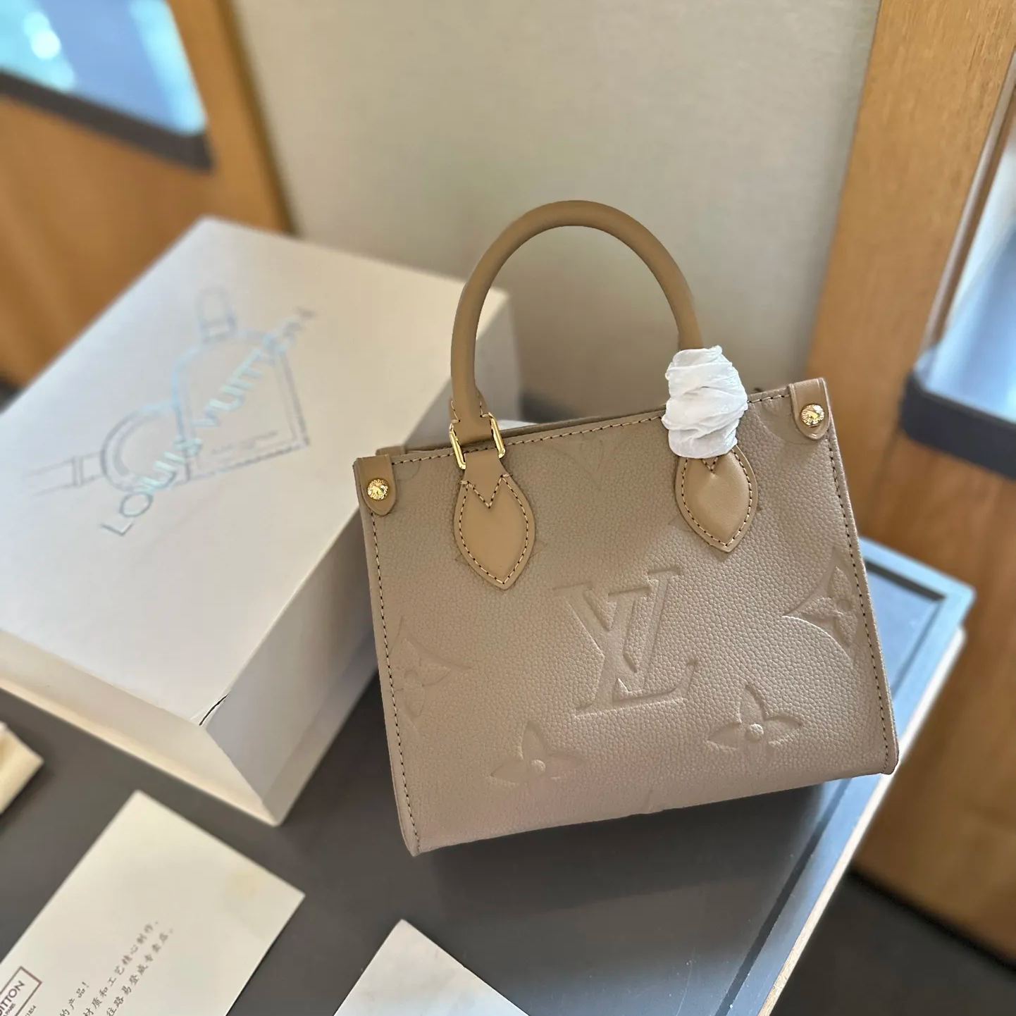 Louis Vuitton◇OnTheGo ハンドバッグは、モノグラム アンプラント レザーのエレガンスを解き放ちます - 画像 (3)