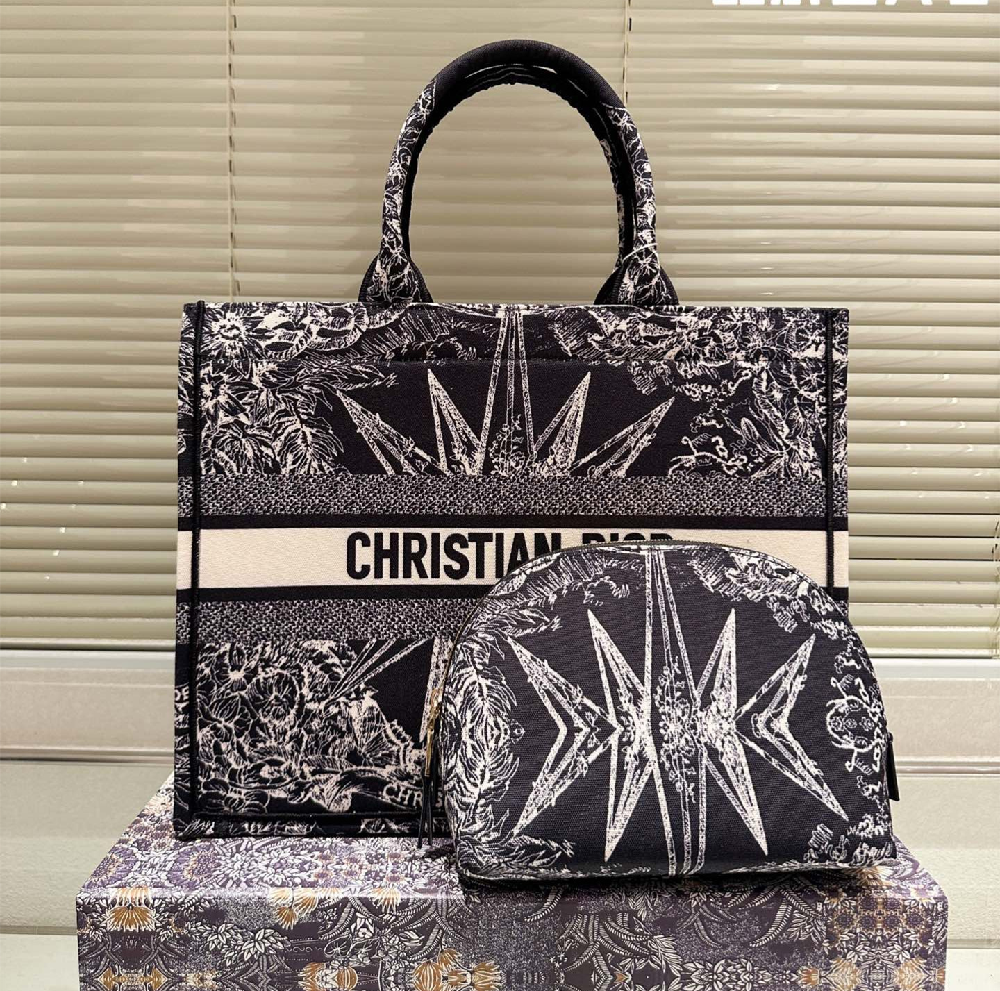 Dior tote 刺繍 ハンドバッグ 小さなバッグが付属しています