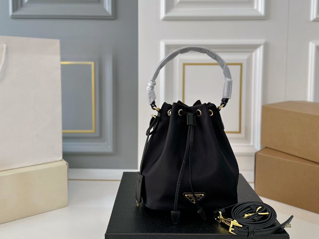 【PRADA 公式 旗艦店】プラダ ハンドバッグ 当日出荷 好評に付き再入荷!16*19CM 240719 - 画像 (2)