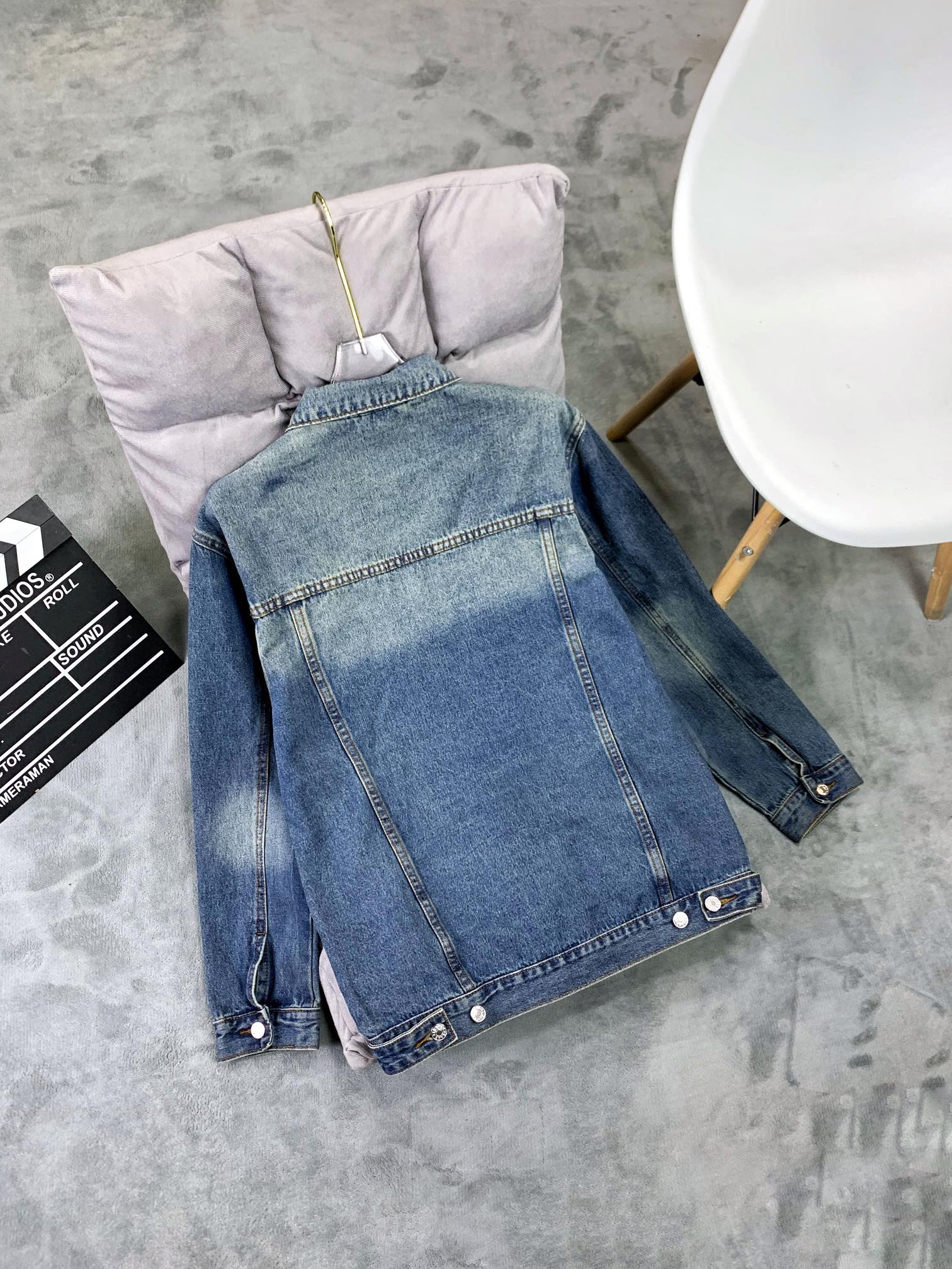 【BALENCIAGA】バレンシアガの新しい刺繍デニムジャケット - 画像 (4)