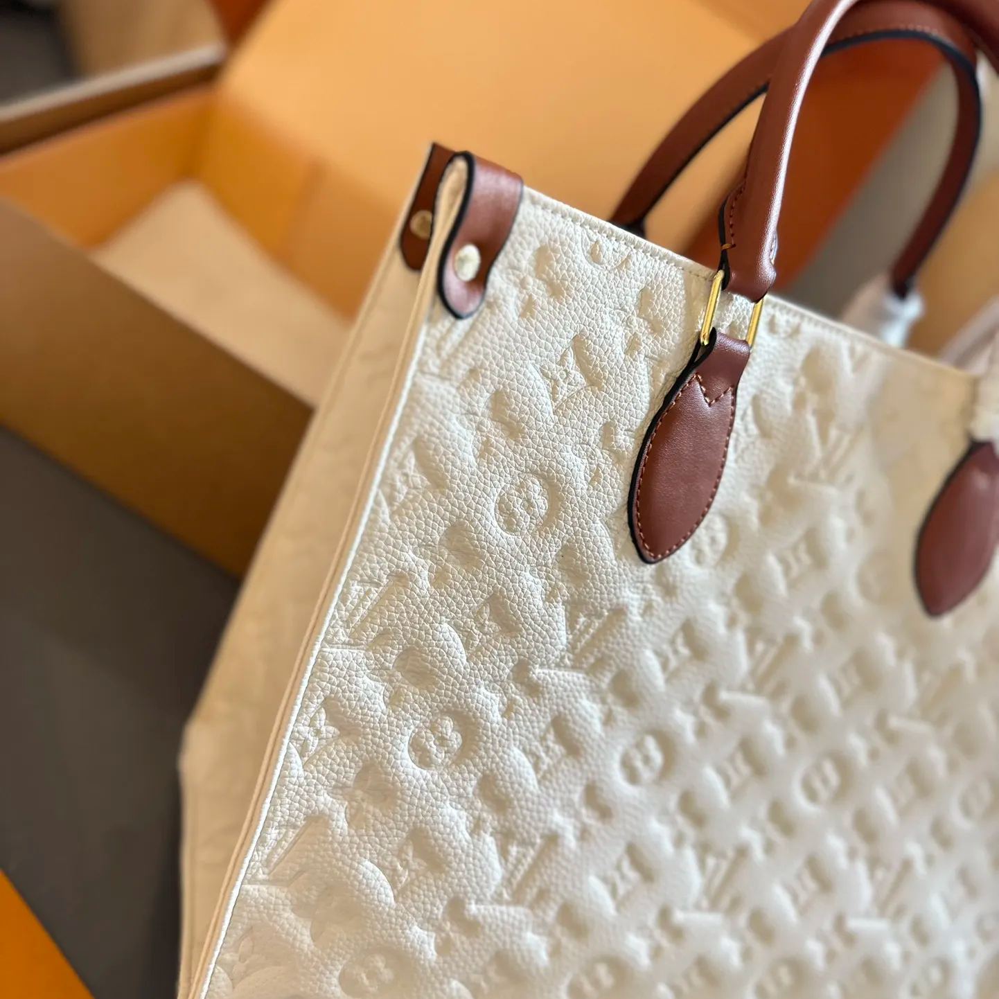 ★LOUIS VUITTON★このミディアム OnTheGo ハンドバッグ - 画像 (4)